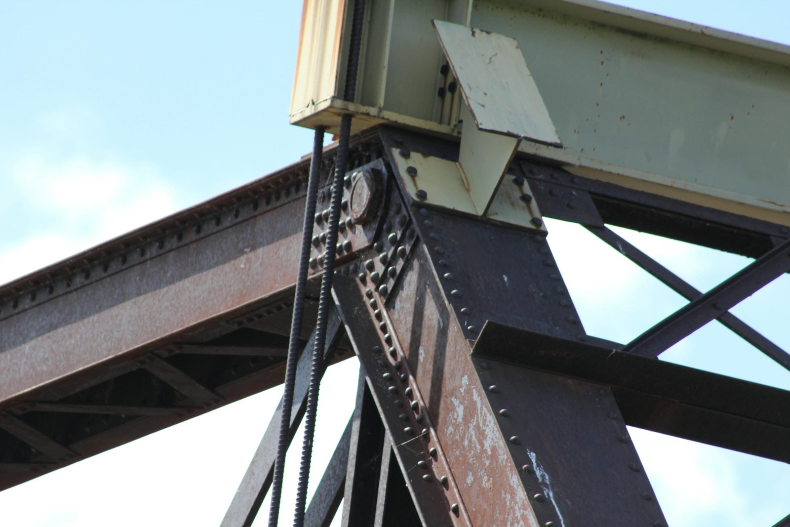 Upper angle connection